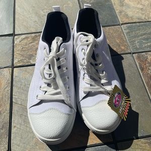 Women’s White Skechers Roadies sz 9, New In Box.